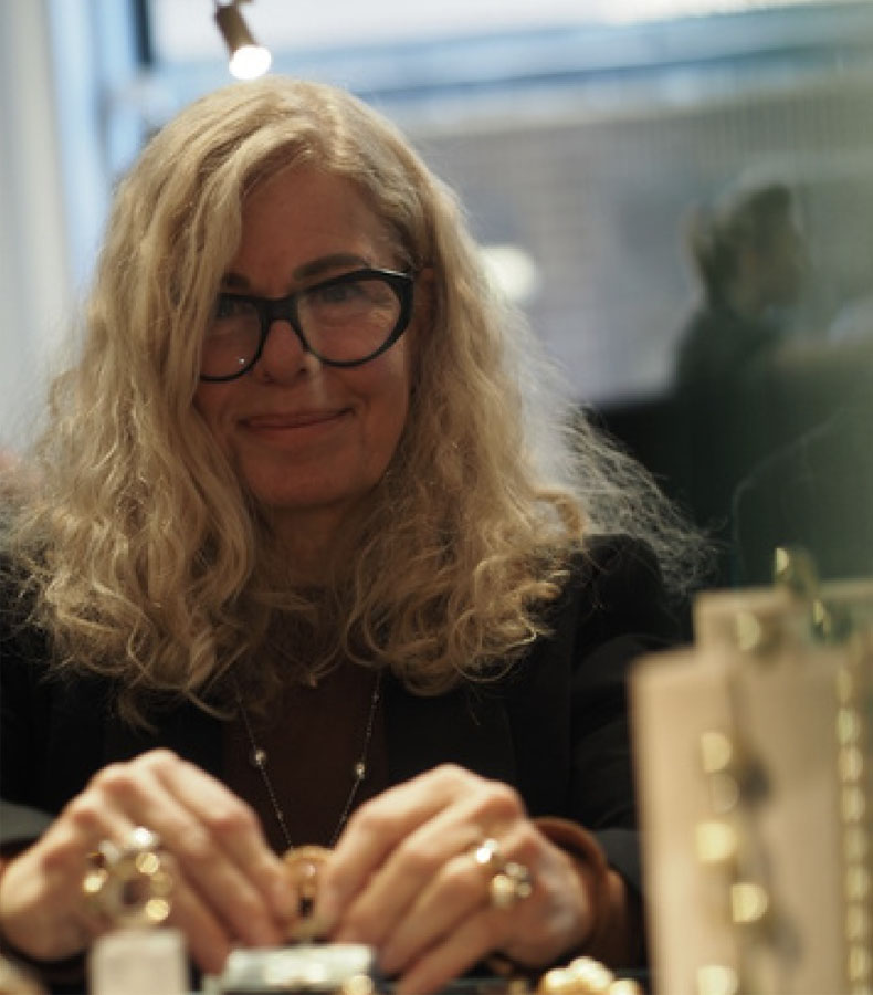 Porträtt på Kristina Johansson, smyckesdesigner.