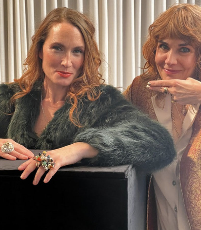 Porträtt på två kvinnor med exklusiva smycken.