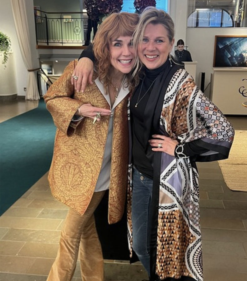 Två glada besökare på Juvelstudion.