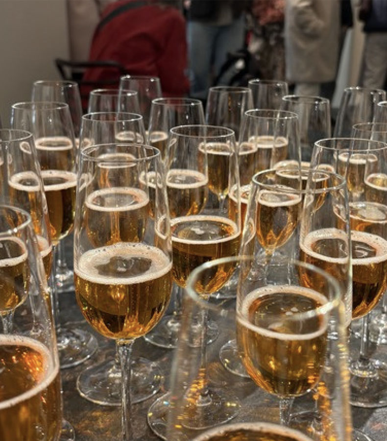 Flera glas mousserande vin.