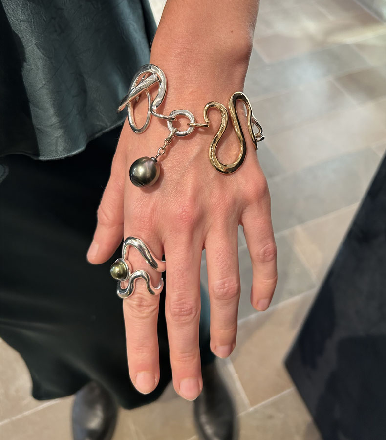 Vackert handgjort armband och en unik ring. 